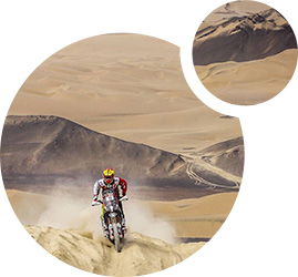 photo moto dans le désert